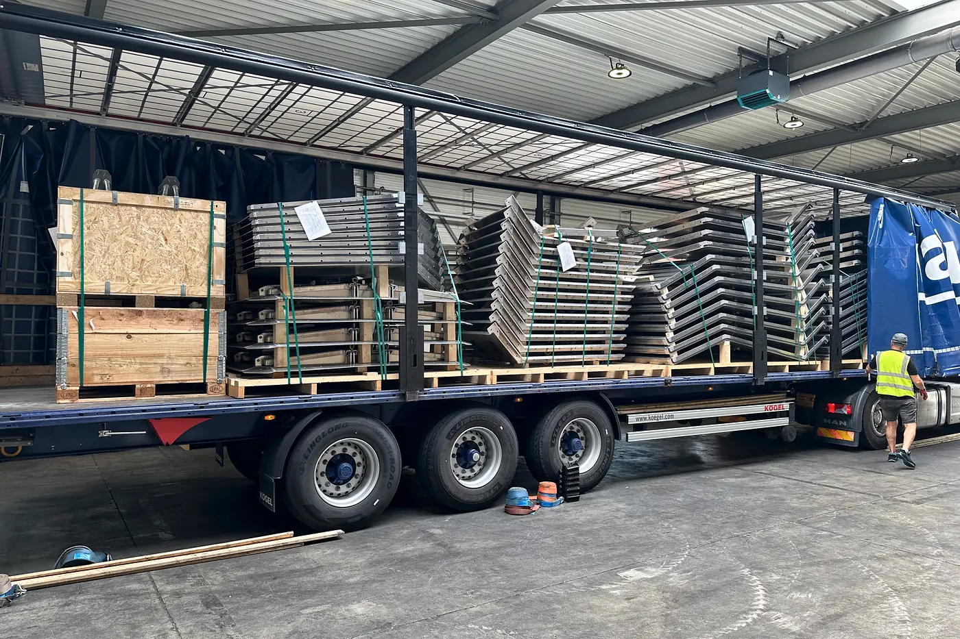 Onderdelen van aluminium kappen, geladen voor transport