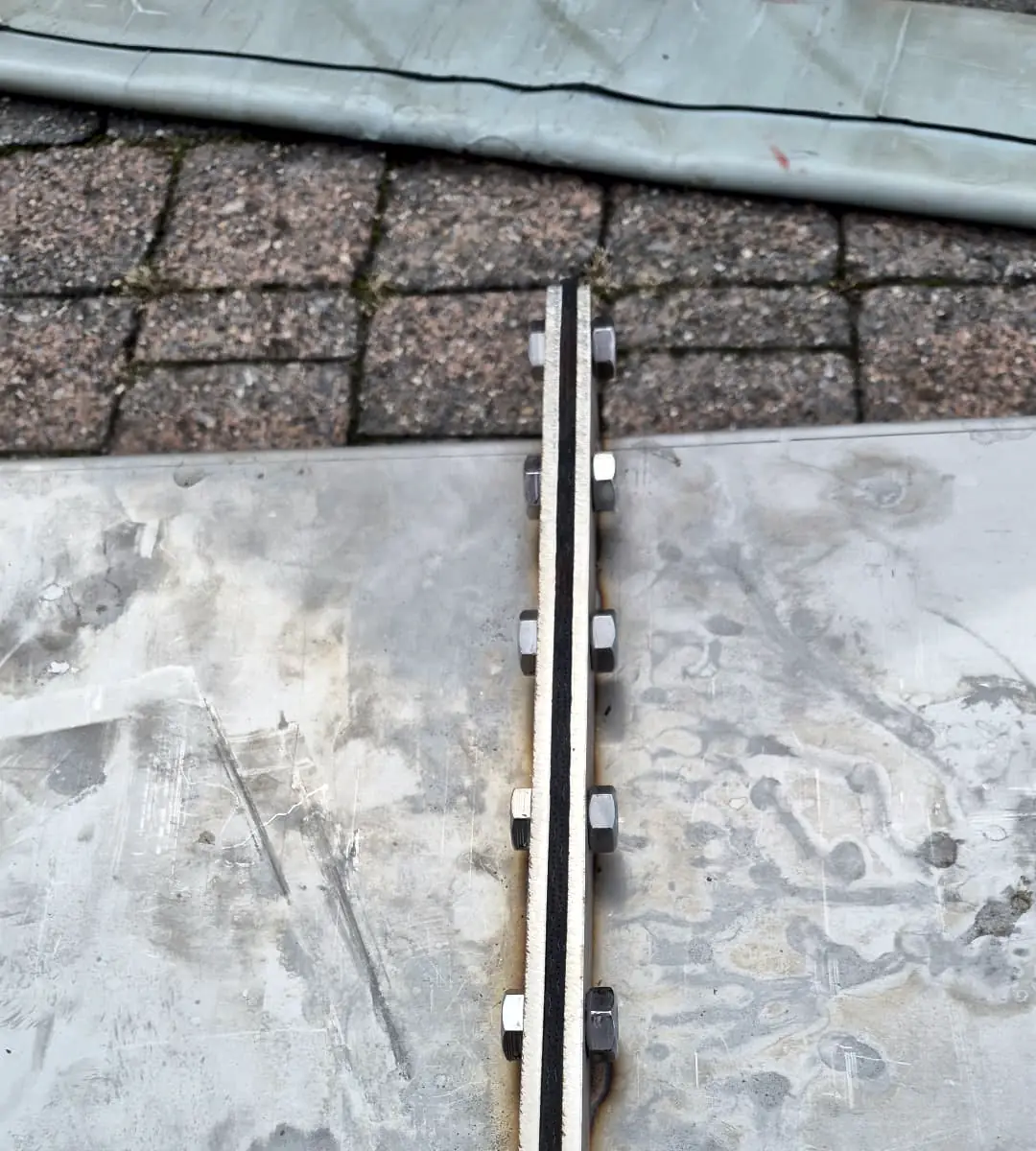 Afgedichte verbinding tussen twee delen van een inox bakgoot