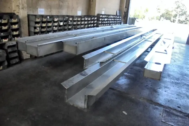 Inox bakgoten in de werkplaats van PMC