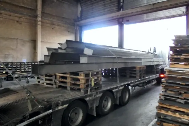 Inox bakgoten geladen voor transport