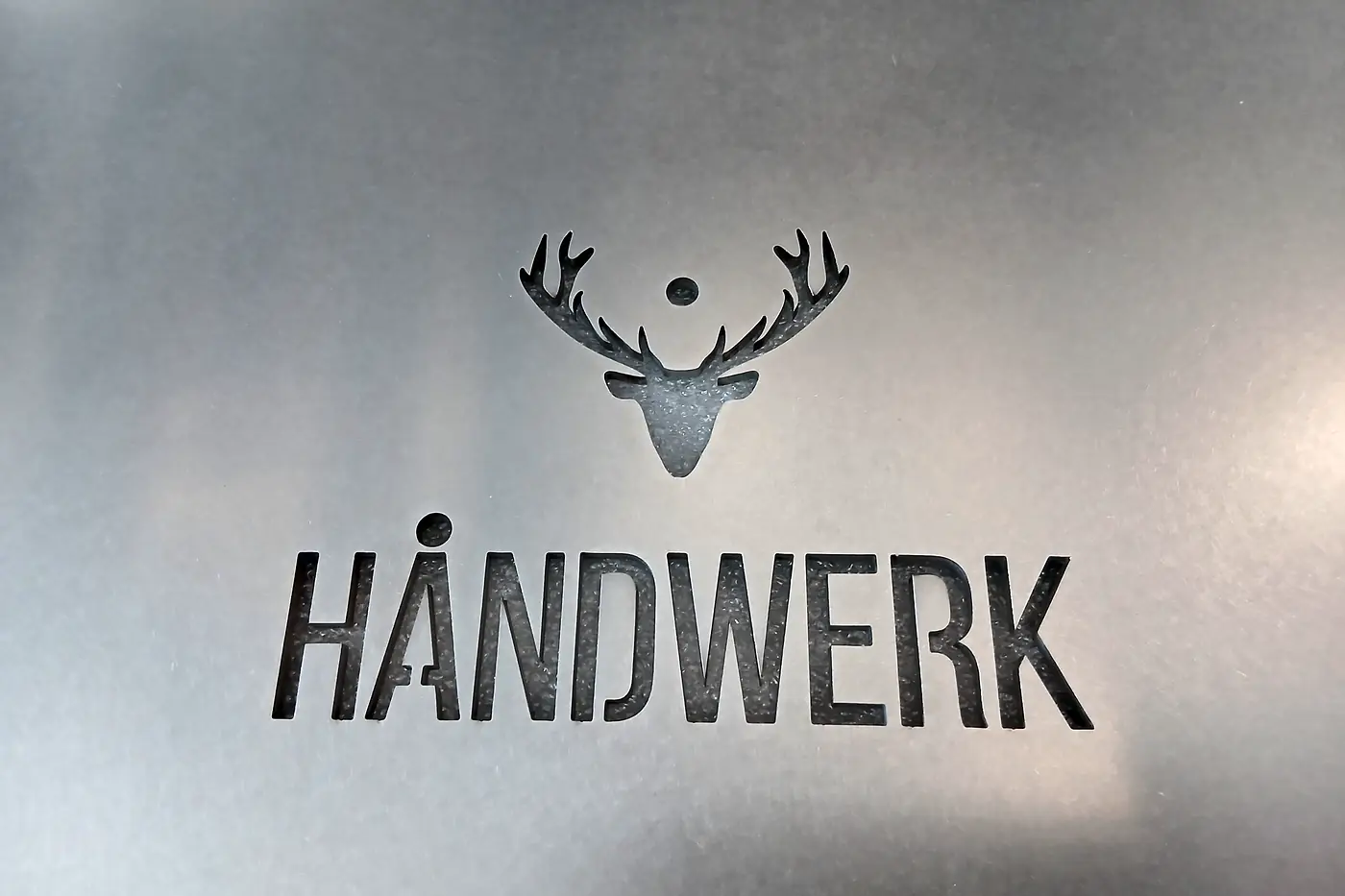 Lasergesneden logo in een inox paneel