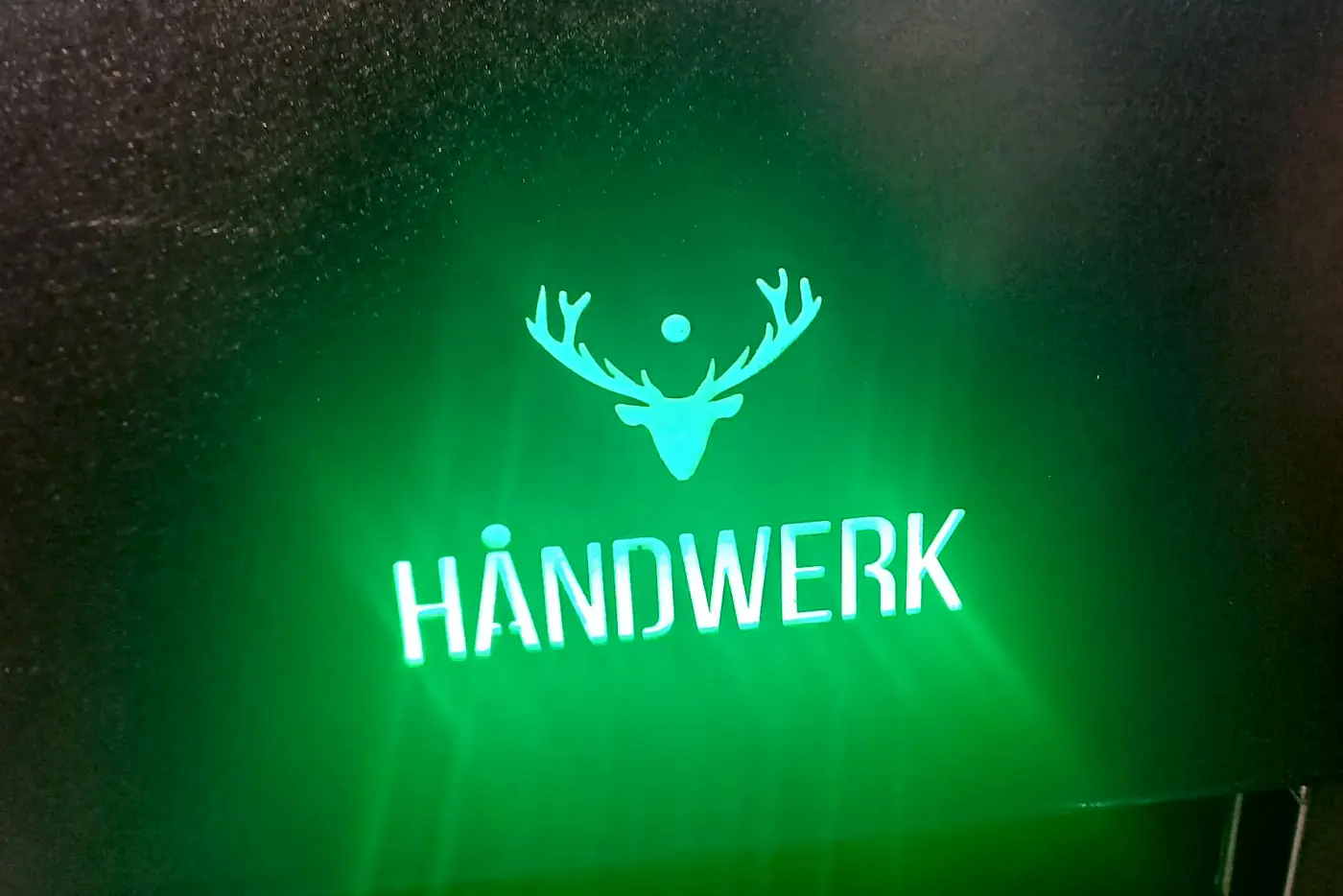 Lasergesneden logo, van achteren verlicht