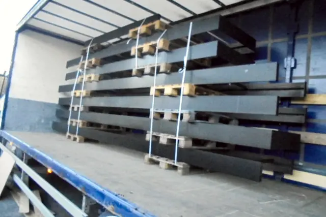 Stalen frames geladen op een vrachtwagen